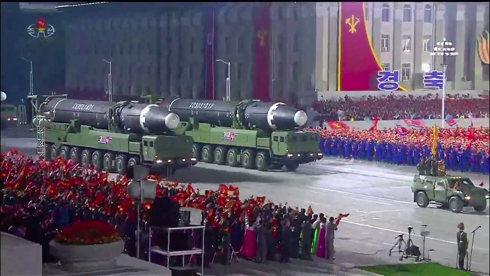 El desfile militar fue transmitido por la cadena pública de Corea del Norte. 