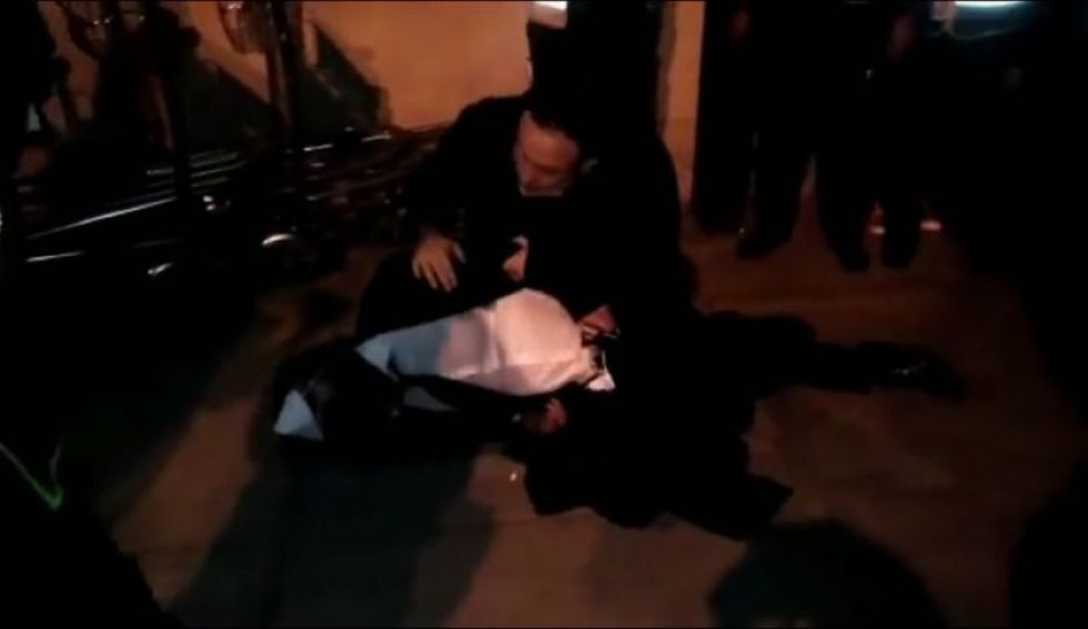 El diputado argentino Federico Fagioli, atendido en el aeropuerto de El Alto.