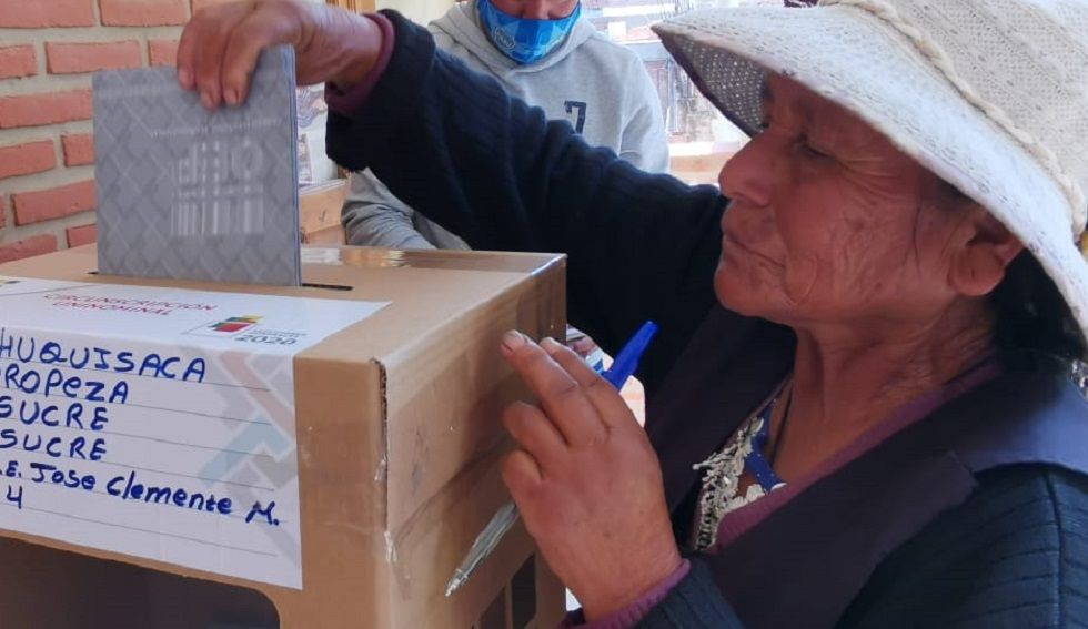 Pese a estar exentos del voto obligatorio, los adultos mayores acudieron a las urnas.