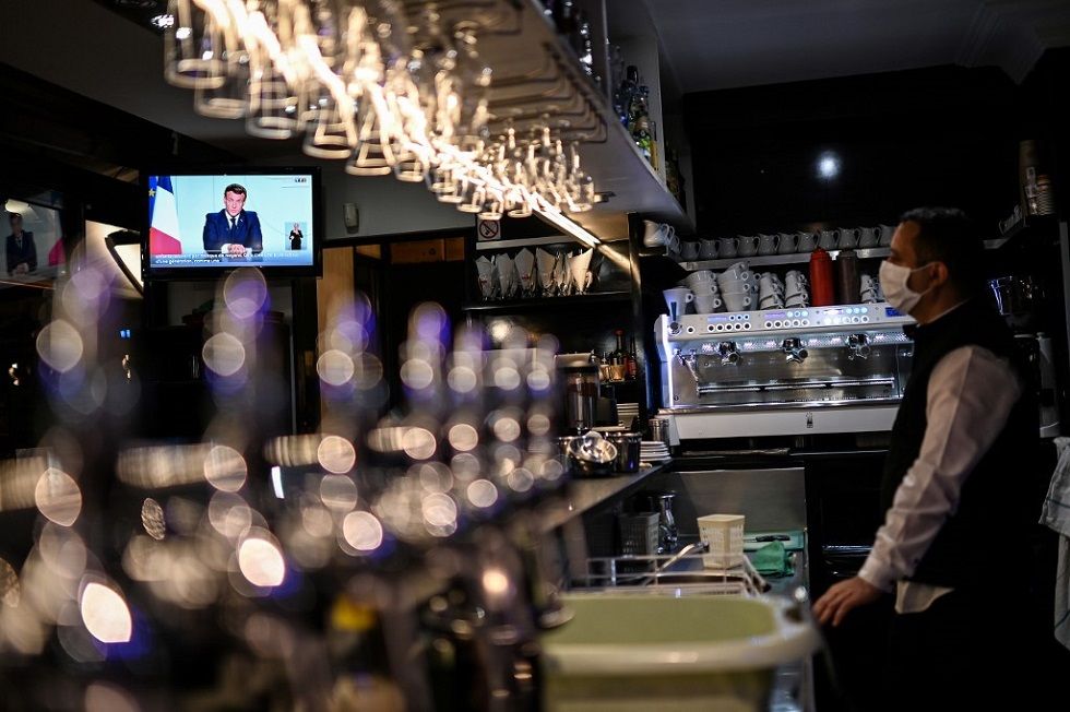 Los bares, restaurantes, museos y negocios no esenciales tendrán que cerrar sus puertas, en Francia.