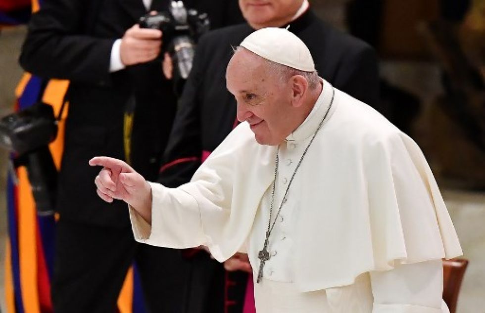 El papa Francisco hace un gesto al final de la audiencia general semanal en el salón Pablo VI del Vaticano el 28 de octubre.