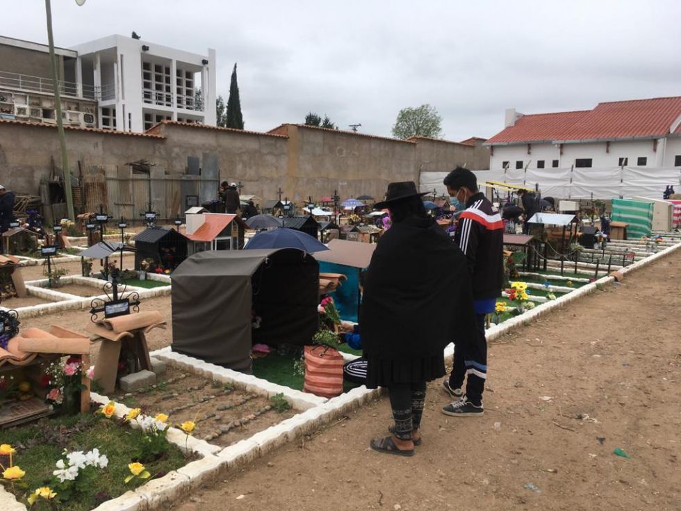 Una imagen de las visitas que se registraron ayer en el Cementerio General de Sucre.