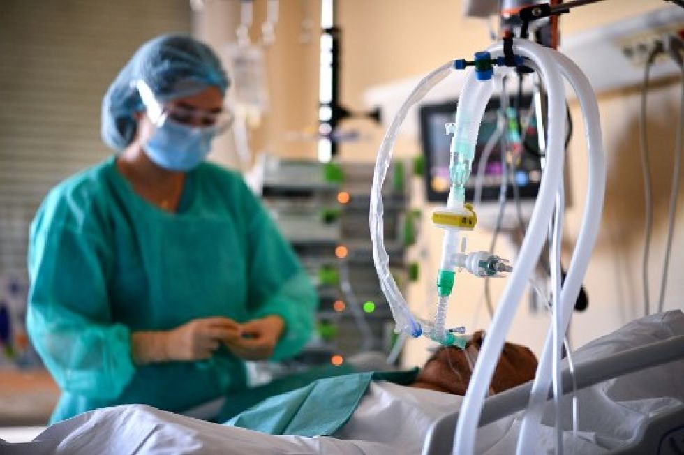 Una enfermera francesa atiende a un paciente en una unidad de cuidados intensivos para covid-19.