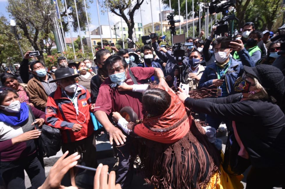 La pelea entre afines del MAS y acompañantes de Rafael Quispe.