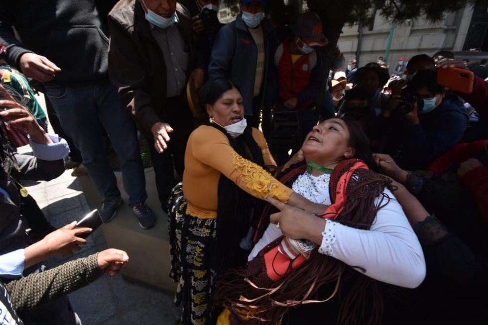 La pelea entre afines del MAS y acompañantes de Rafael Quispe.