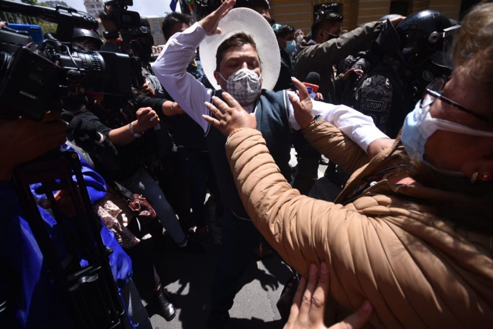 La pelea entre afines del MAS y acompañantes de Rafael Quispe.