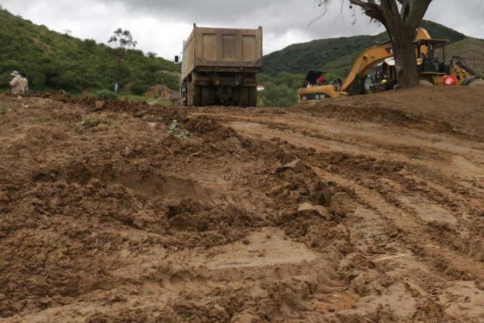 Entre los problemas en las rutas está el humedecimiento de la tierra tras las lluvias.