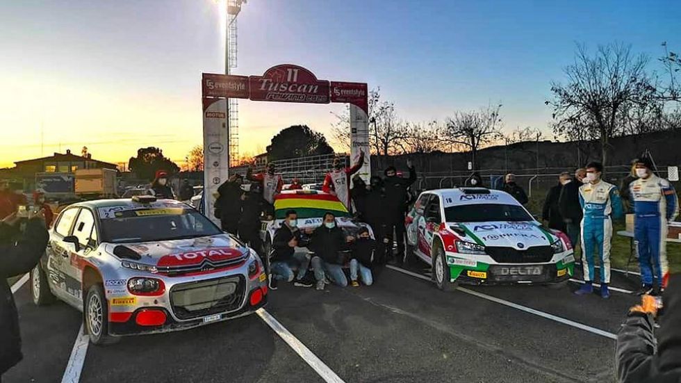 El equipo del boliviano de Marco Bulacia (centro) celebrando el triunfo en Italia.
