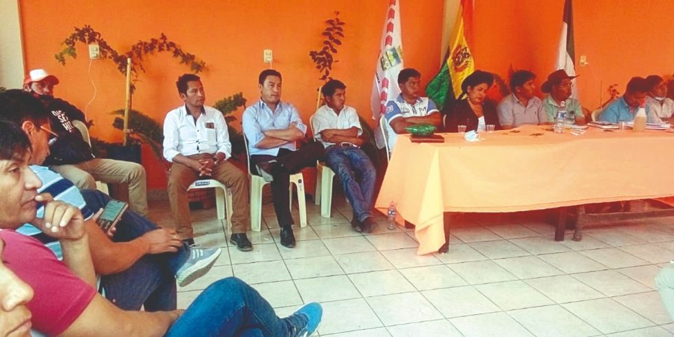 Las organizaciones cinteñas contrarias al MAS se reunieron el sábado con tres precandidatos a la Gobernación.