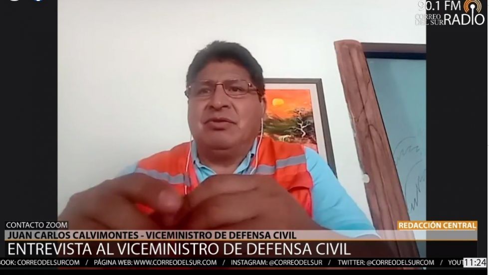 El viceministro de Defensa Civil, Juan Carlos Calvimontes, durante su entrevista con Correo del Sur Radio FM 90.1