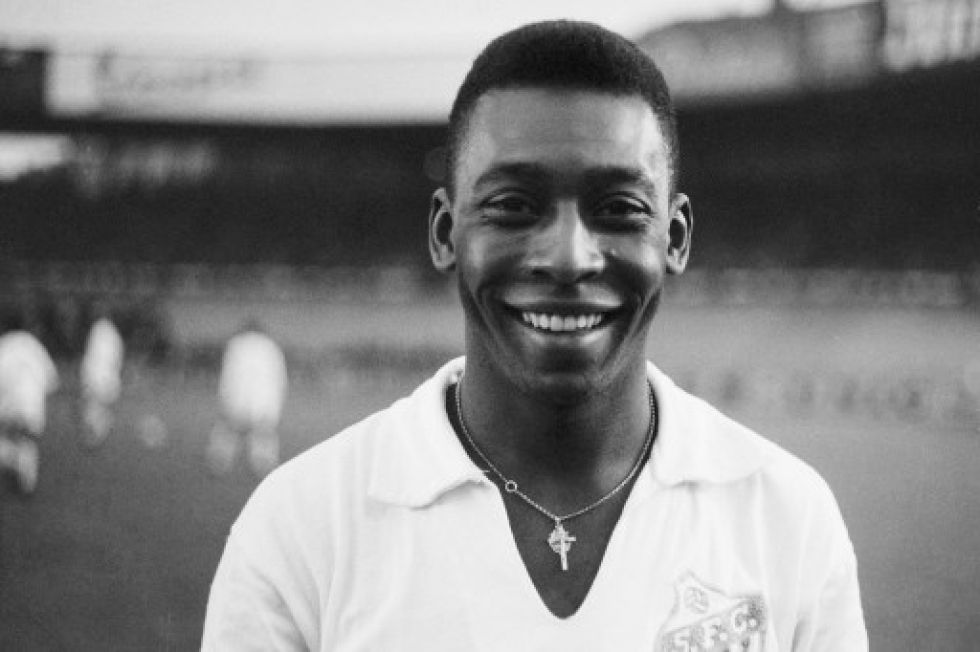 Pelé vestido con su camiseta del Santos, antes de jugar un partido amistoso con su club contra