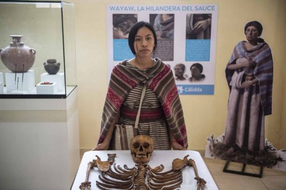 Anely Martinez, vestida con base en la reconstrucción de la ropa con la que se encontraba la mujer momificada.