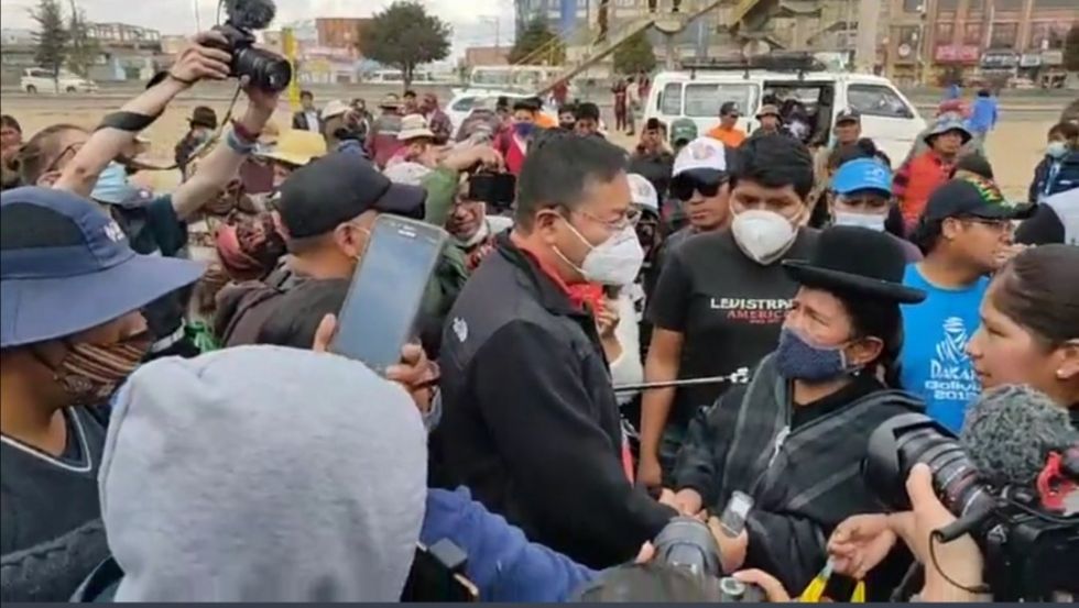 El presidente Luis Arce, cuando visitó hace poco a los familiares de las víctimas de Senkata.
