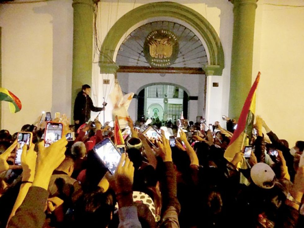 En noviembre de 2019, policías se amotinaron en Sucre y pidieron a Evo evitar la confrontación.