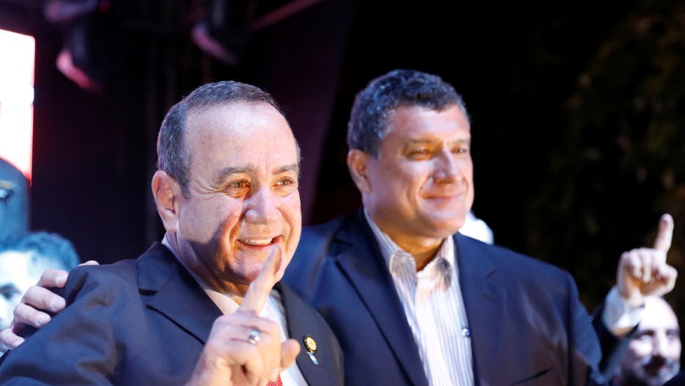 Alejandro Giammattei (i) y Guillermo Castillo celebran su victoria en las elecciones de 2019.