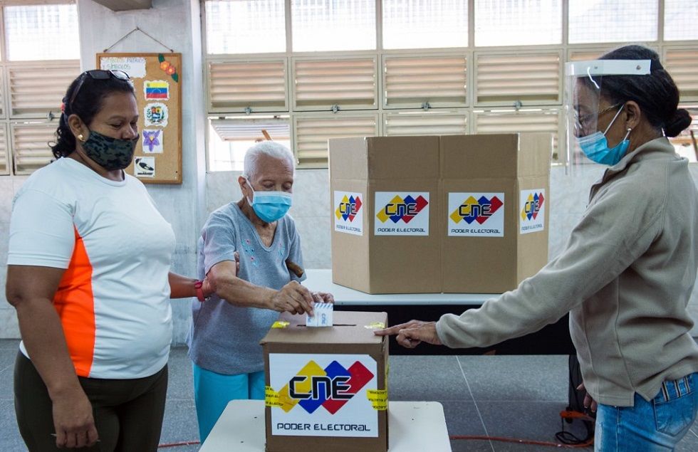 Los venezolanos están convocados para elegir a sus parlamentarios en unas elecciones cuestionadas.