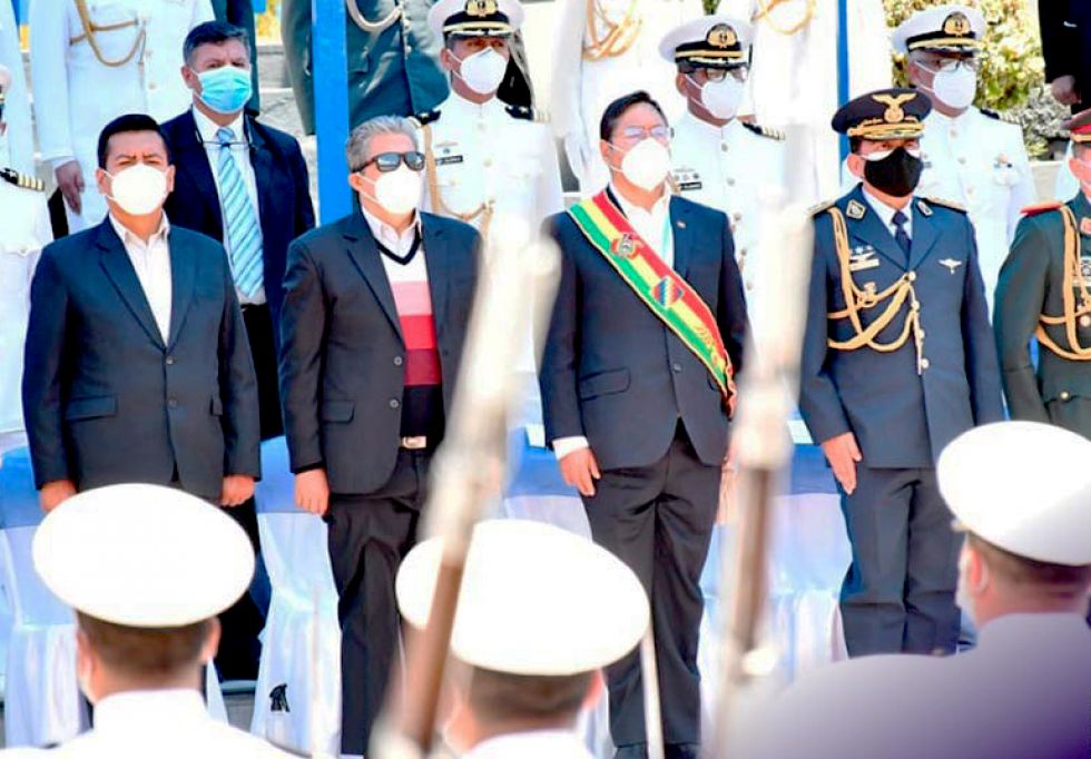 Luis Arce asistió al acto de egreso y clausura de la Escuela de Comando y Estado Mayor Naval de La Paz.