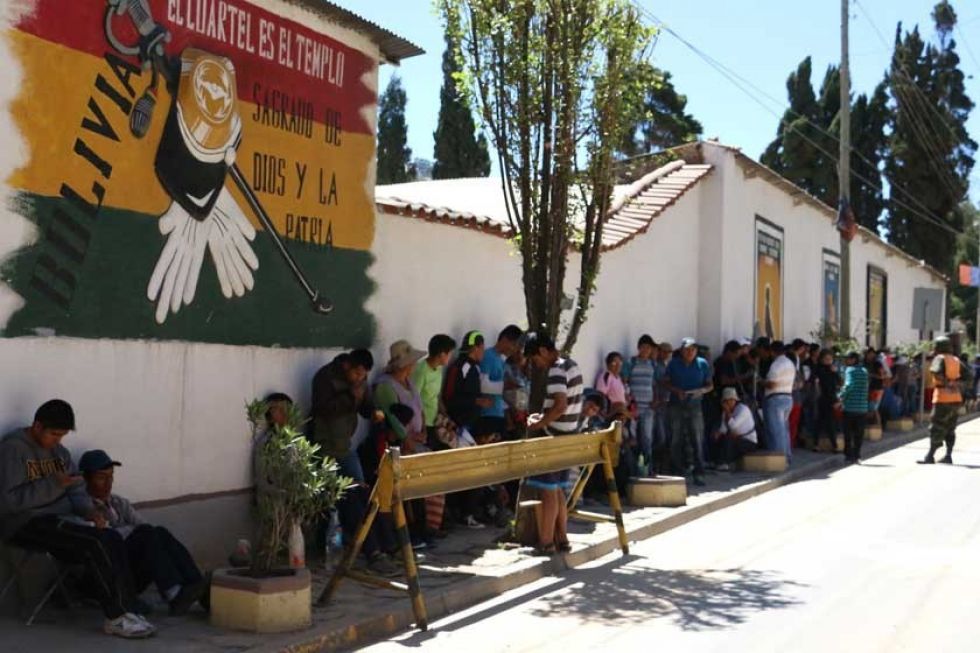 Jóvenes en la fila para el registro para premilitares en el RI-2 de Sucre.