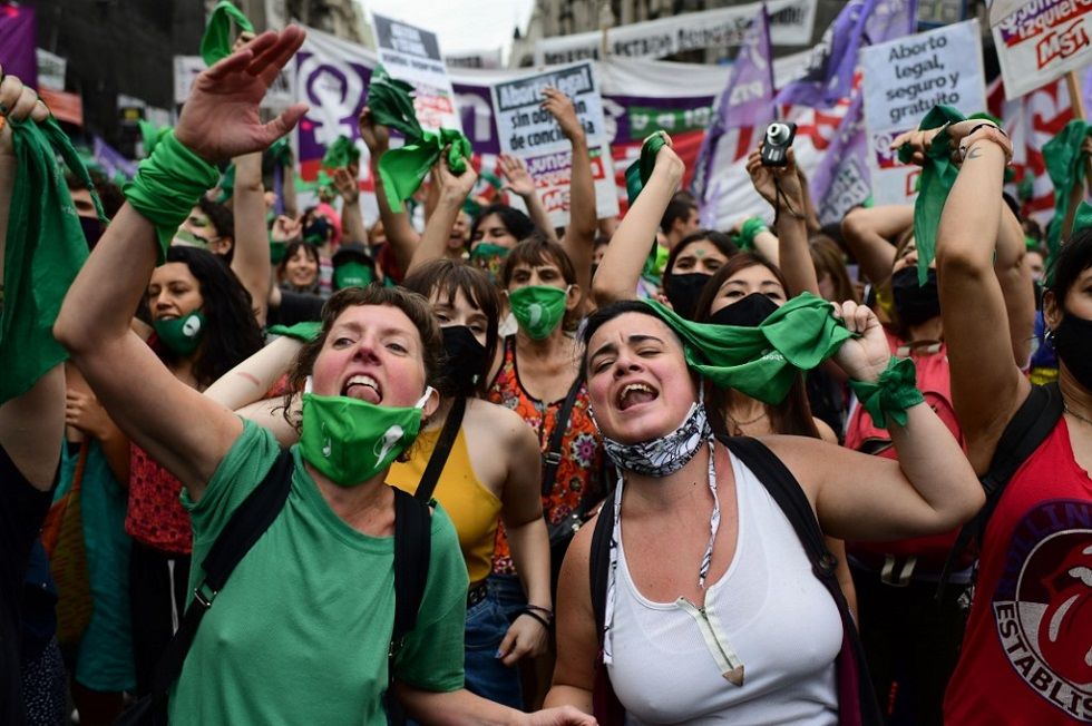 Miles de jóvenes de pañuelo verde pasaron toda la noche a las afueras del Congreso, en Buenos Aires.