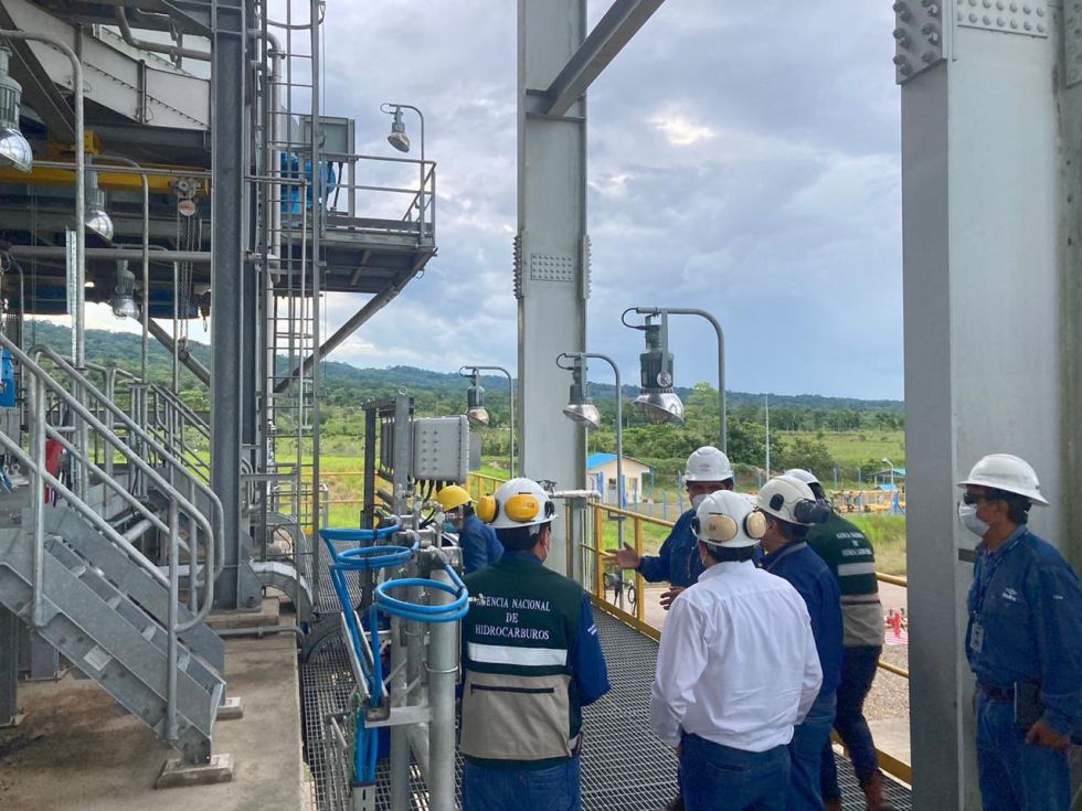 Una imagen de la inspección de YPFB y la ANH a la planta de Urea.