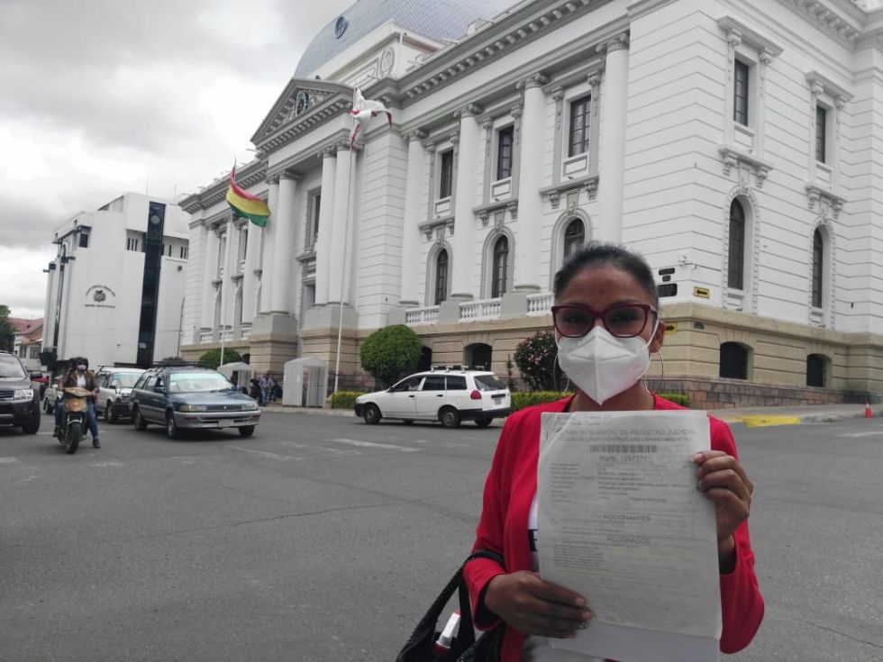La abogada del extraditable, Alicia Villca, en el frontis del Tribunal Supremo de Justicia.