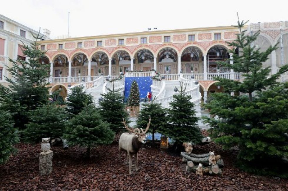 Decoraciones navideñas durante la tradicional ceremonia del árbol de Navidad, en el patio del Palacio de Mónaco.