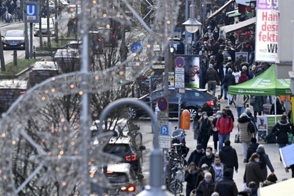 La gente camina por una calle comercial en el distrito Steglitz de Berlín, días antes de un cierre parcial para detener la propagación del virus.