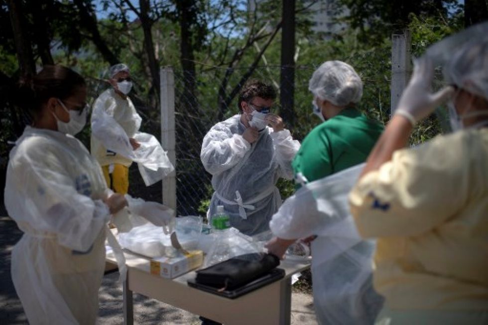 Trabajadores de la salud con equipos de protección para realizar pruebas de PCR para detectar covid-19