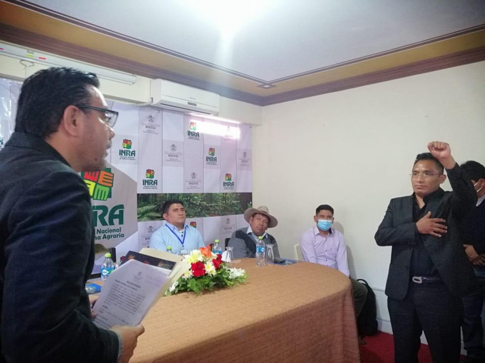 El nuevo director departamental del INRA, Juan Carlos Quispe, durante su juramento al cargo.
