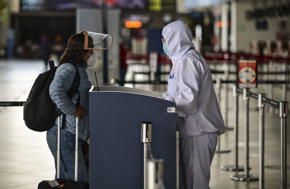Una viajera consulta en un punto de información en el aeropuerto internacional de El Alto, en octubre.