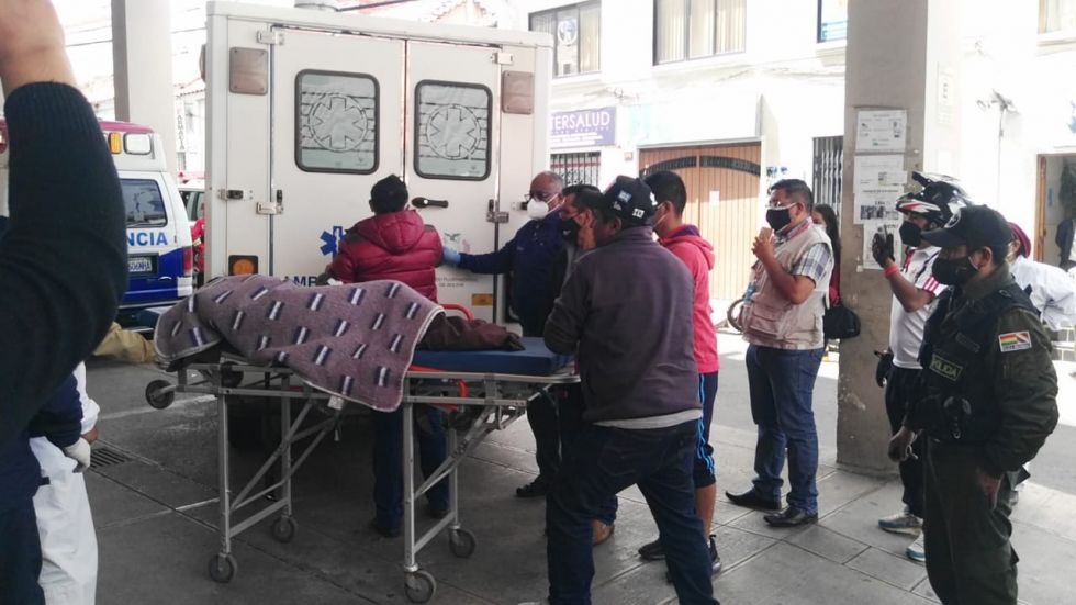 Uno de los heridos es hospitalizado en el Santa Bárbara de Sucre, tras llegar en una ambulancia.