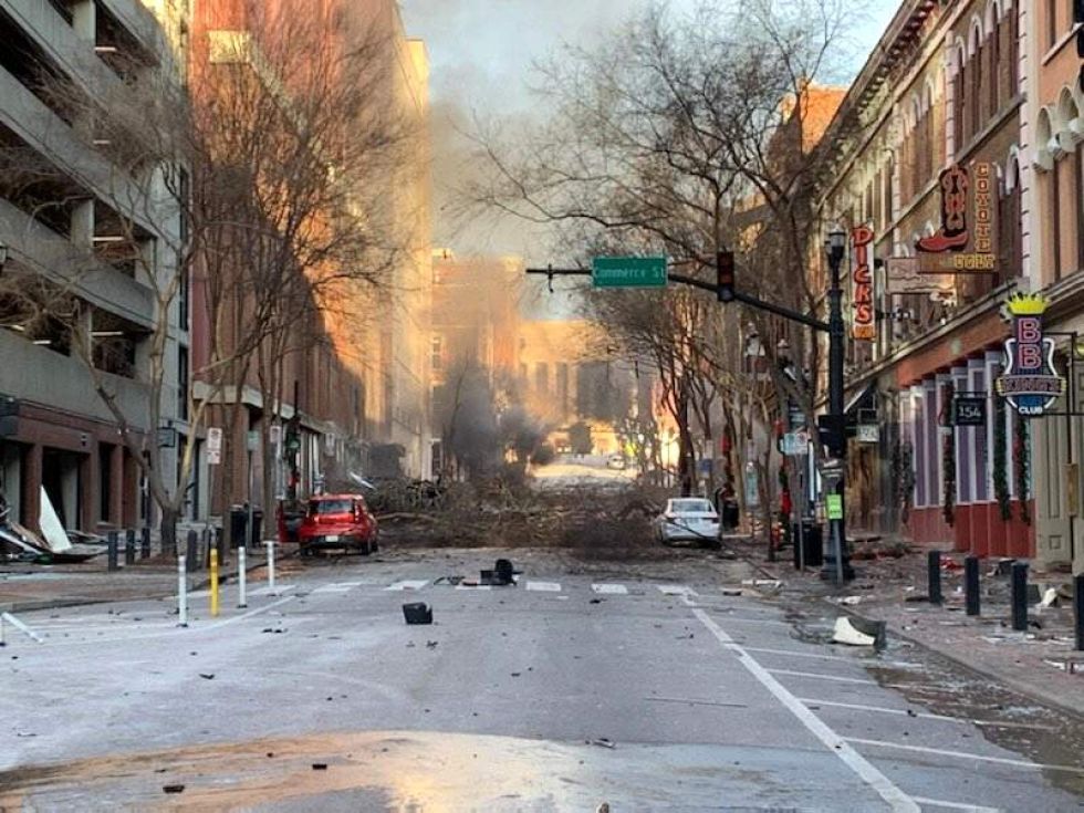 En esta foto se ven daños en una calle después de una explosión en Nashville.