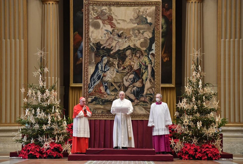 El papa Francisco pronunció su discurso de Navidad desde el Aula de las Bendiciones en el Vaticano.