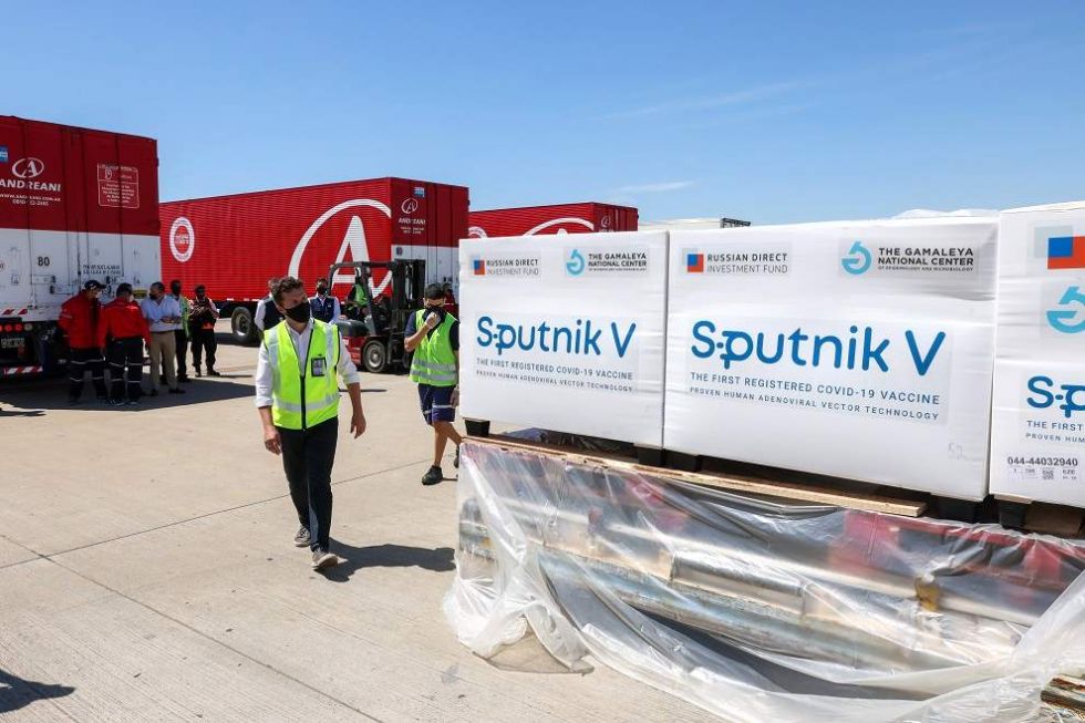 Los contenedores con 300.000 dosis de la vacuna Sputnik V en el aeropuerto internacional de Ezeiza.