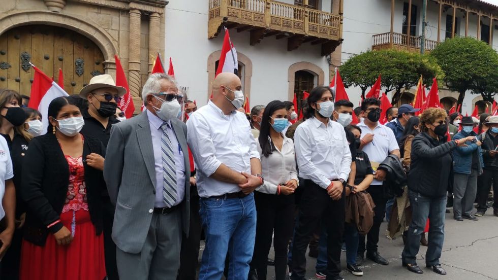 Los candidatos de República 2025, en el frontis de la Casa de la Libertad, tras ser presentados en un acto en un céntrico hotel.