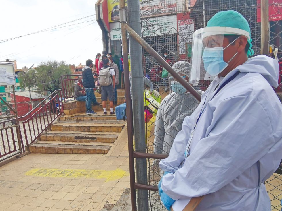 Personal de las brigadas del Cruem en la Terminal de Buses de Sucre.