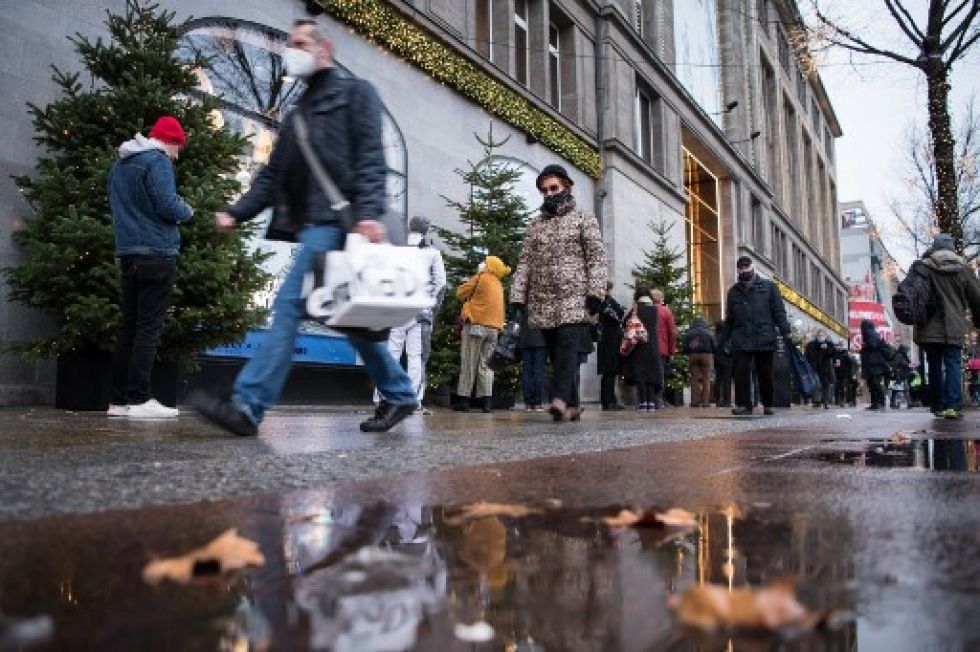 La gente hace cola frente a los grandes almacenes KaDeWe en Berlín para acceder al departamento de alimentos.