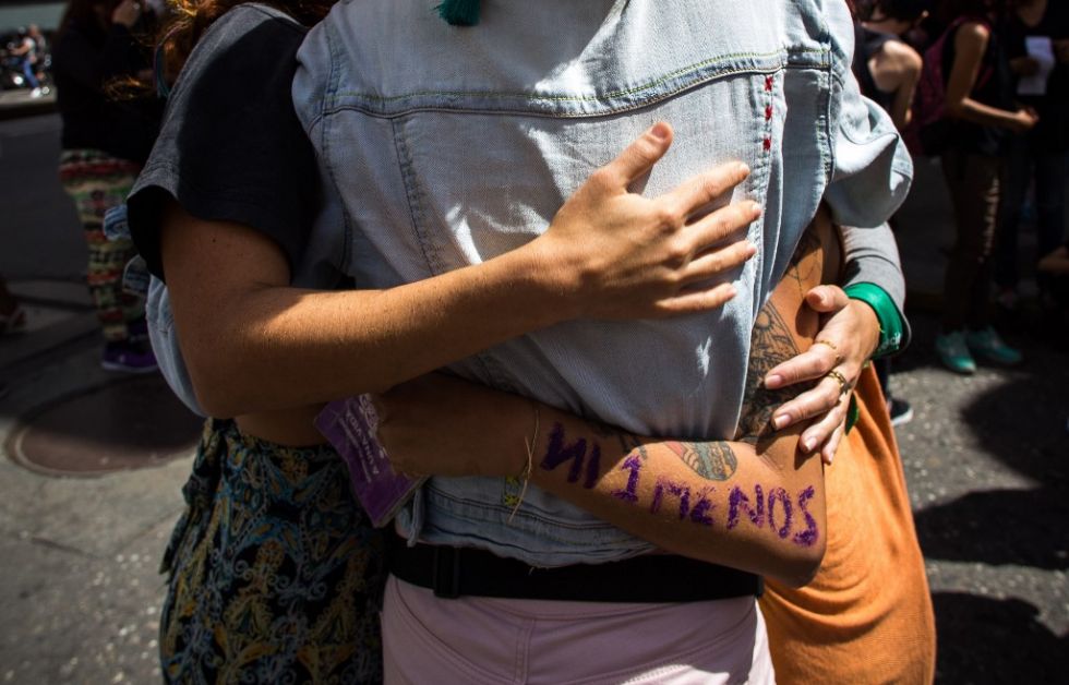 Un grupo de mujeres se abraza en una manifestación contra la violencia en Venezuela.