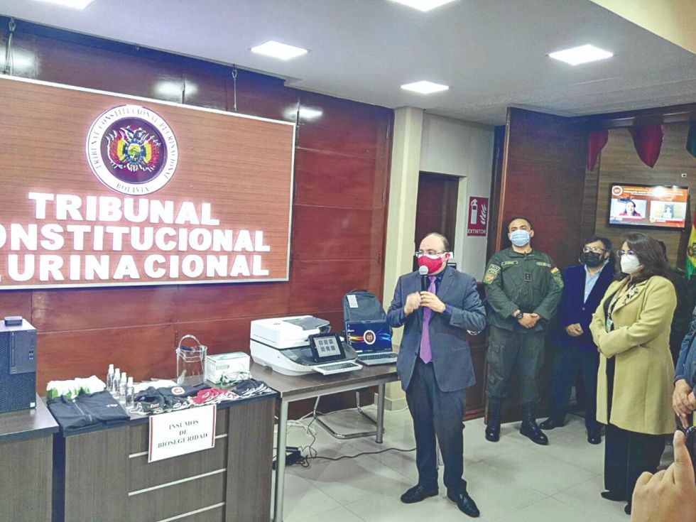 El presidente Paul Franco y su colega magistrada Karem Gallardo, en el acto de ayer.