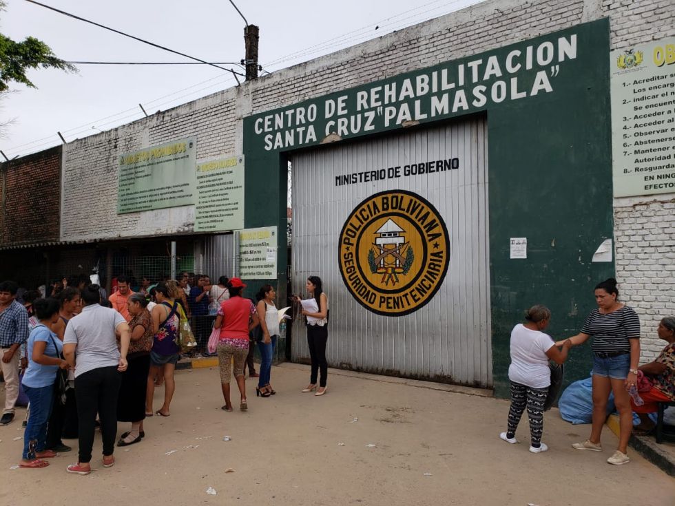 Frontis de la cárcel Palmasola donde se encuentra un grupo de personas antes de la pandemia.