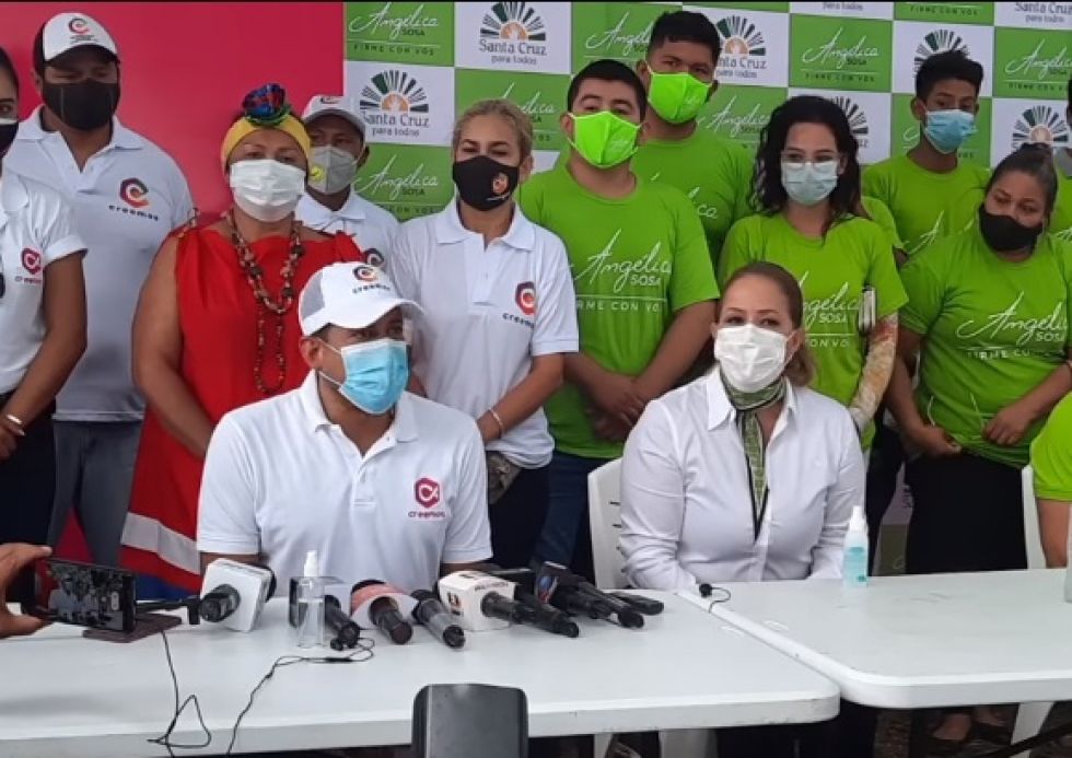 El expresidenciable Fernando Camacho y la alcaldesa interina de Santa Cruz, Angélica Sosa.