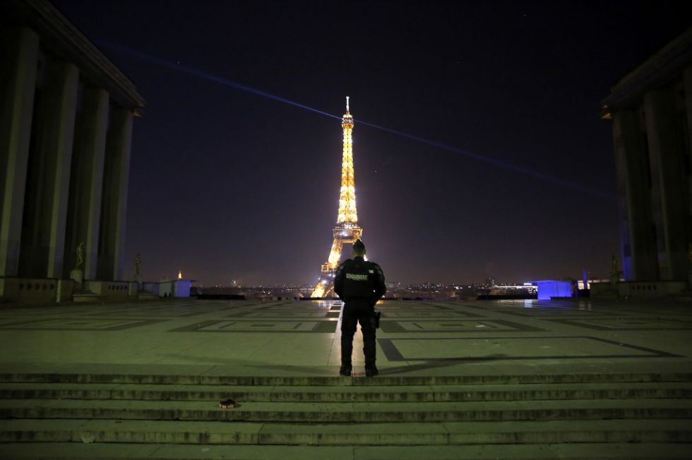 Un policía patrulla frente a la Torre Eiffel. Hay toque de queda en Francia para evitar una tercera ola de covid-19.