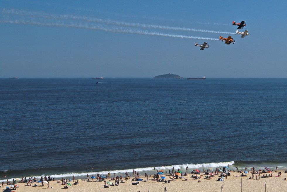Acrobacias aéreas sobre las playas de Copacabana. La fiesta anual y los juegos artificiales se cancelaron.