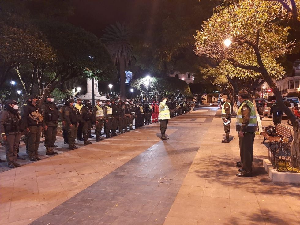 El inicio de los operativos anoche, 31 de diciembre, en la plaza 25 de Mayo.