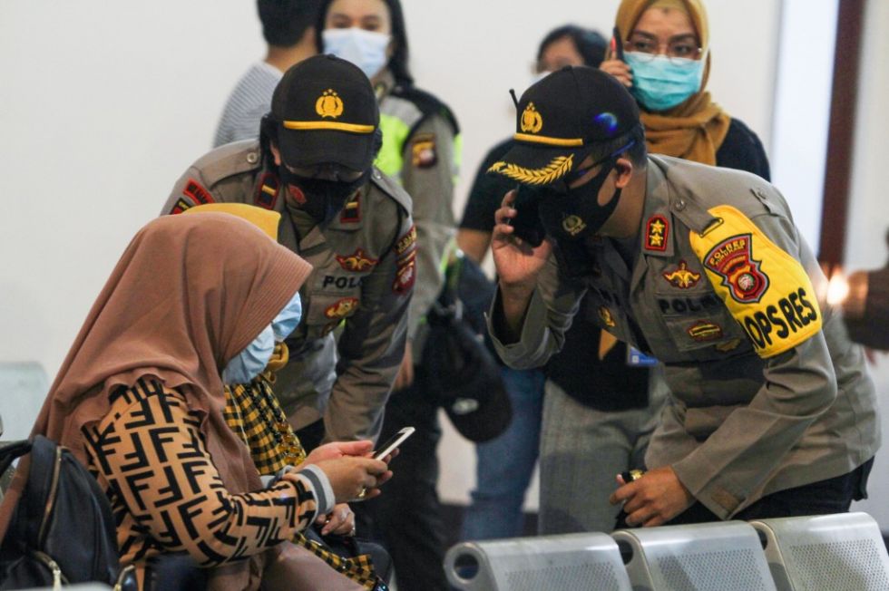 Familiares de los pasajeros que iban en el avión desaparecido de Sriwijaya Air esperan noticias en el aeropuerto Supadio en Pontianak.