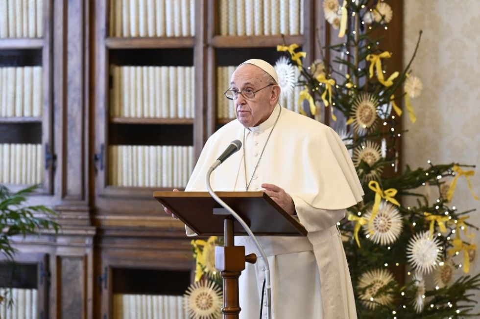 El papa Francisco, en una oración del Ángelus para la Epifanía en la biblioteca del palacio apostólico en el Vaticano, esta semana.