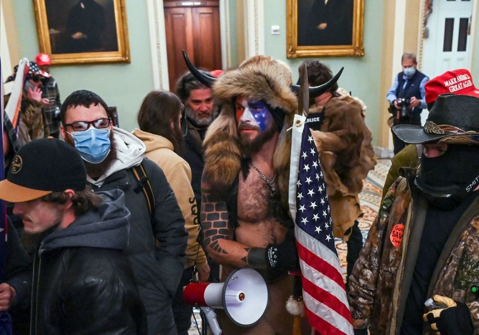 Jacob Anthony Chansley, conocido también como Jake Angeli, en el momento del asalto al Capitolio.