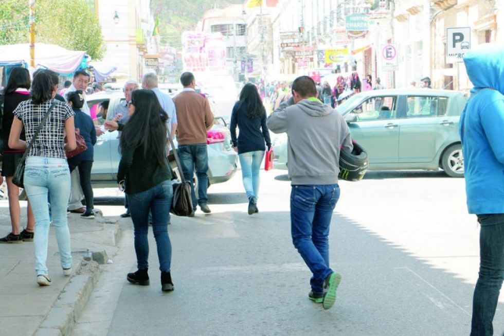 Los jóvenes, uno de los segmentos de la población que sufre por la falta de empleo en Chuquisaca.