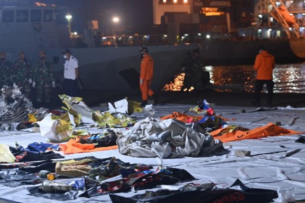 Funcionarios identifican los restos del vuelo SJ182 de Sriwijaya Air en el puerto de Tanjung Priok.