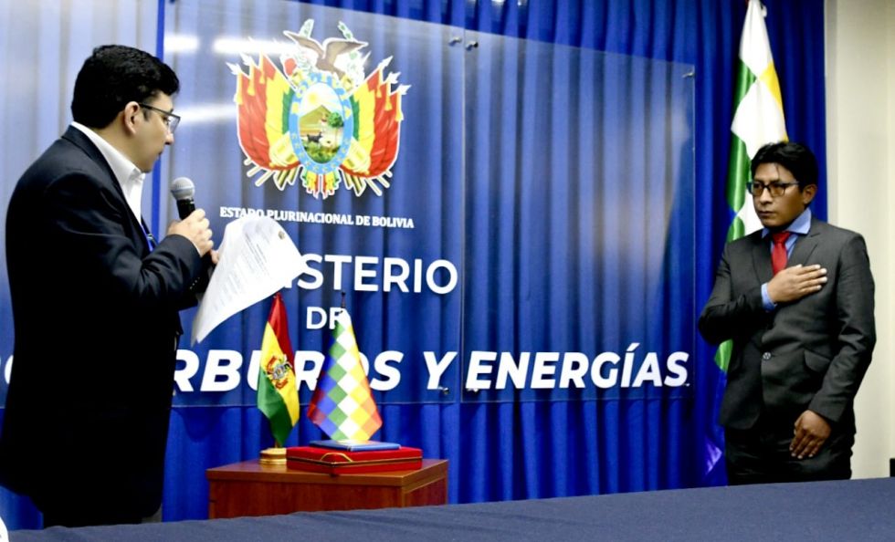 El ministro Frankin Molina (i) y el flamante presidente de YLP. Marcelo Gonzales.